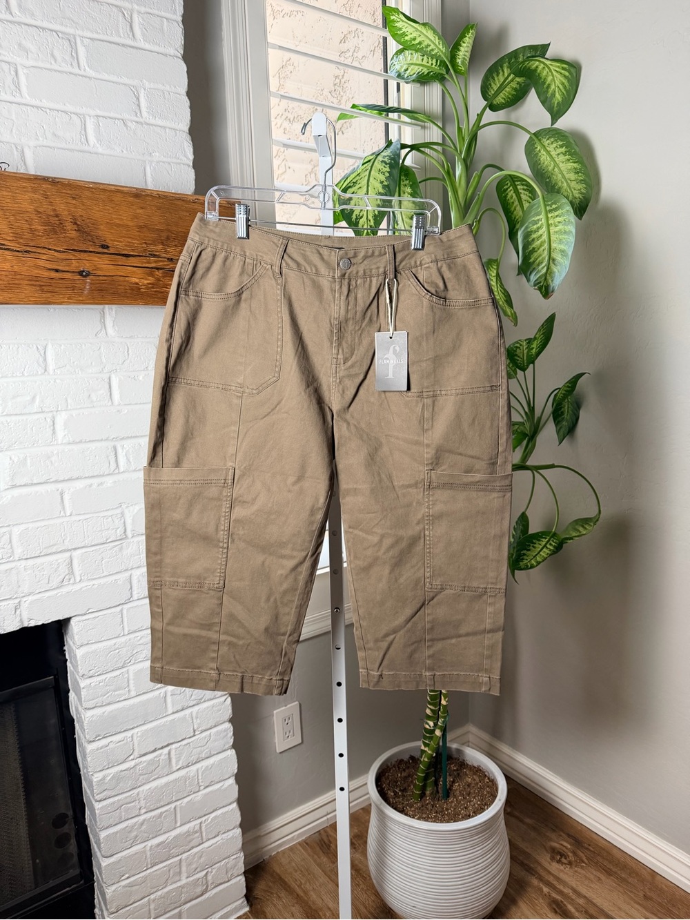 Flamingals Patch Pocket Seam Front Mid Rise Barrel Leg Capri Pants - Picture 12 of 14